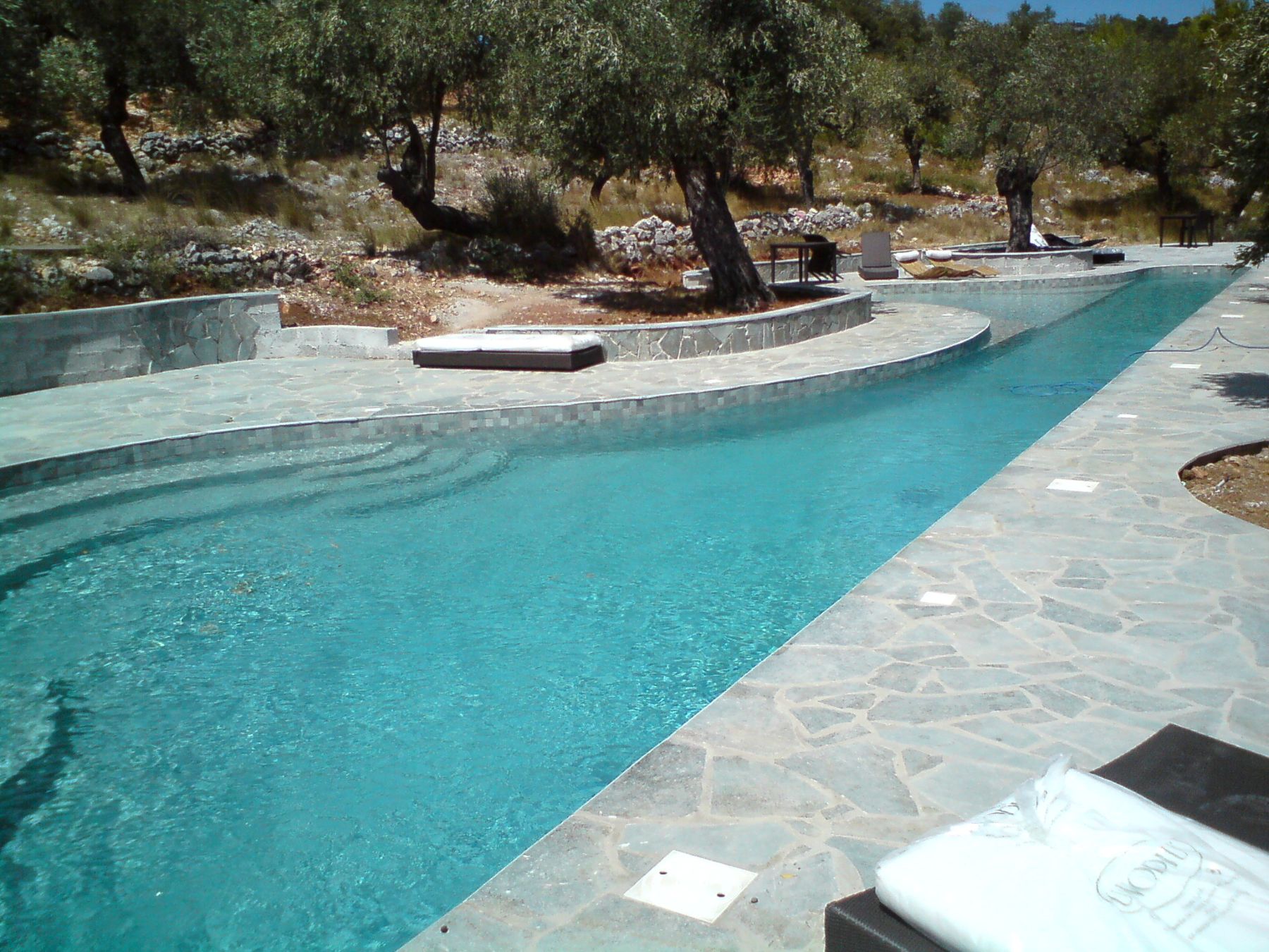 Πισίνα σε συγκρότημα κατικιών