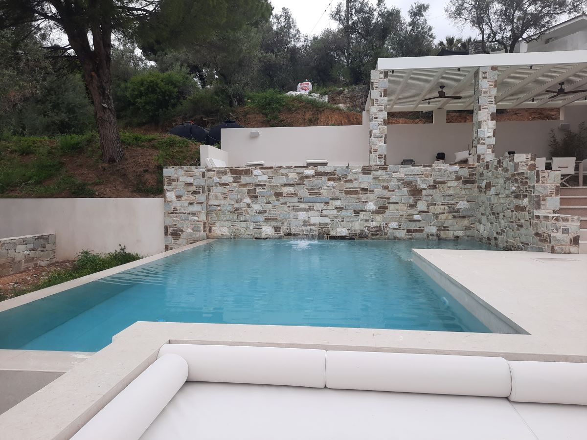 Πισίνα σε ιδιωτική κατοικία στην Σκιάθο